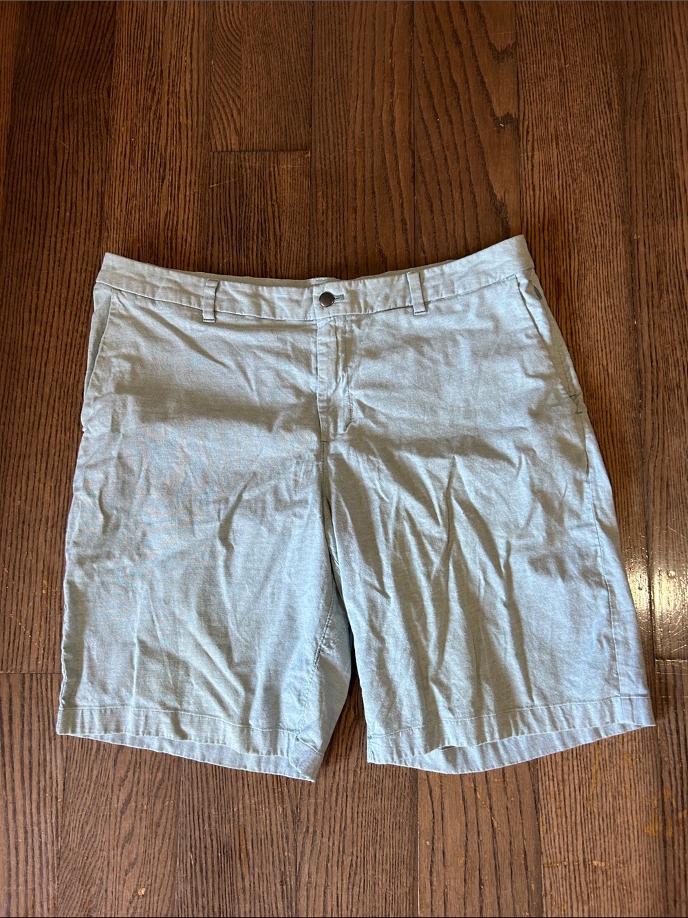 lululemon athletica Men's Light blu grey Flat-Front Shorts sz 40